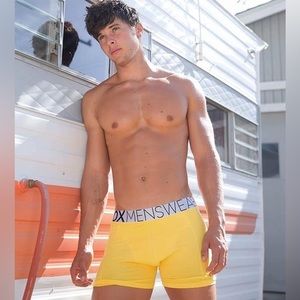 BOX MENSWEAR FEATURE FIT - SCARY CANARY BOXER SHORTS SIZE SMALL